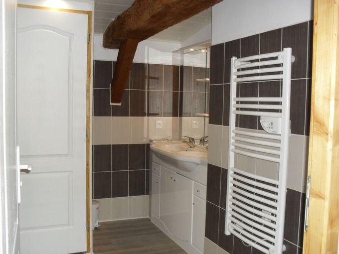 Salle de bain à l'étage avec douche  lavabos doubles vasques et grand miroir .Sèche serviettes . poubelle.
WC à part