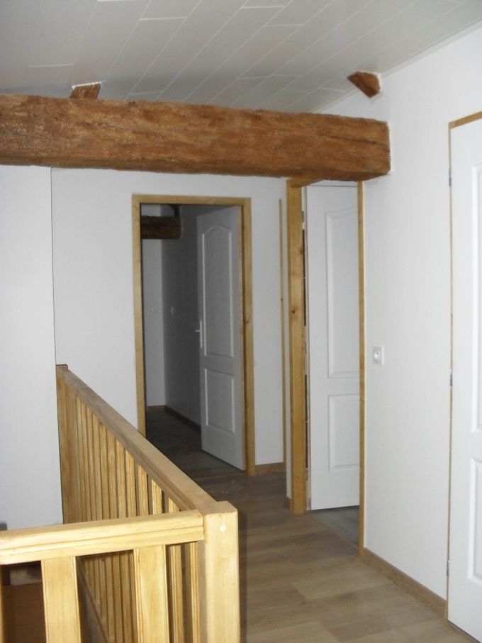 Étage;  Le couloir  dessert toutes les chambres, la salle de bain et les WC. Balcon et barrière en haut de l'escalier avec verrou.(sécurité enfants )