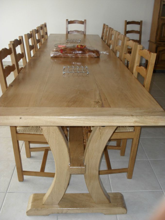 Table en chêne réalisée sur mesure par un artisan Vendéen.
pour 14 personnes