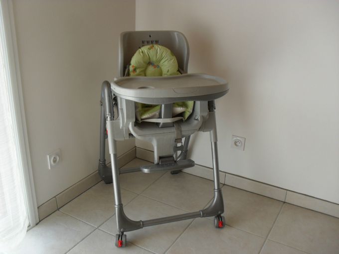 chaise haute bébé  et rehausseur à disposition dans le coin repas
