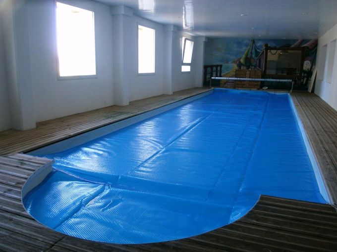 piscine intérieure chauffée toute l'année 10 m x 3 m avec bache