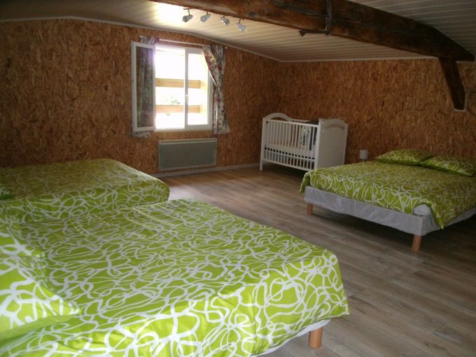 dortoir 3 lits doubles 140x190 + 1 lit simple à la place du lit pour bébé
